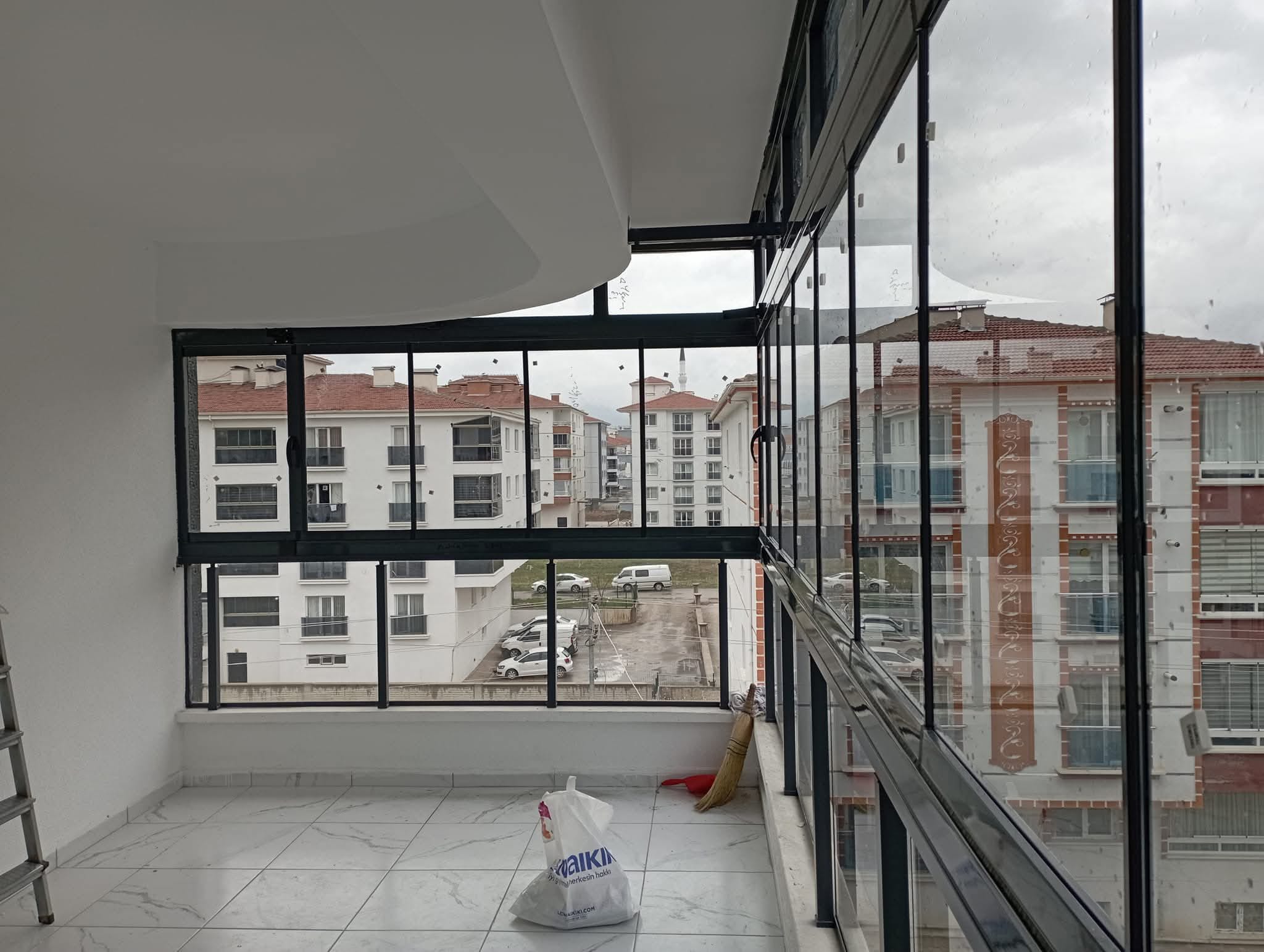 Cam Balkon
